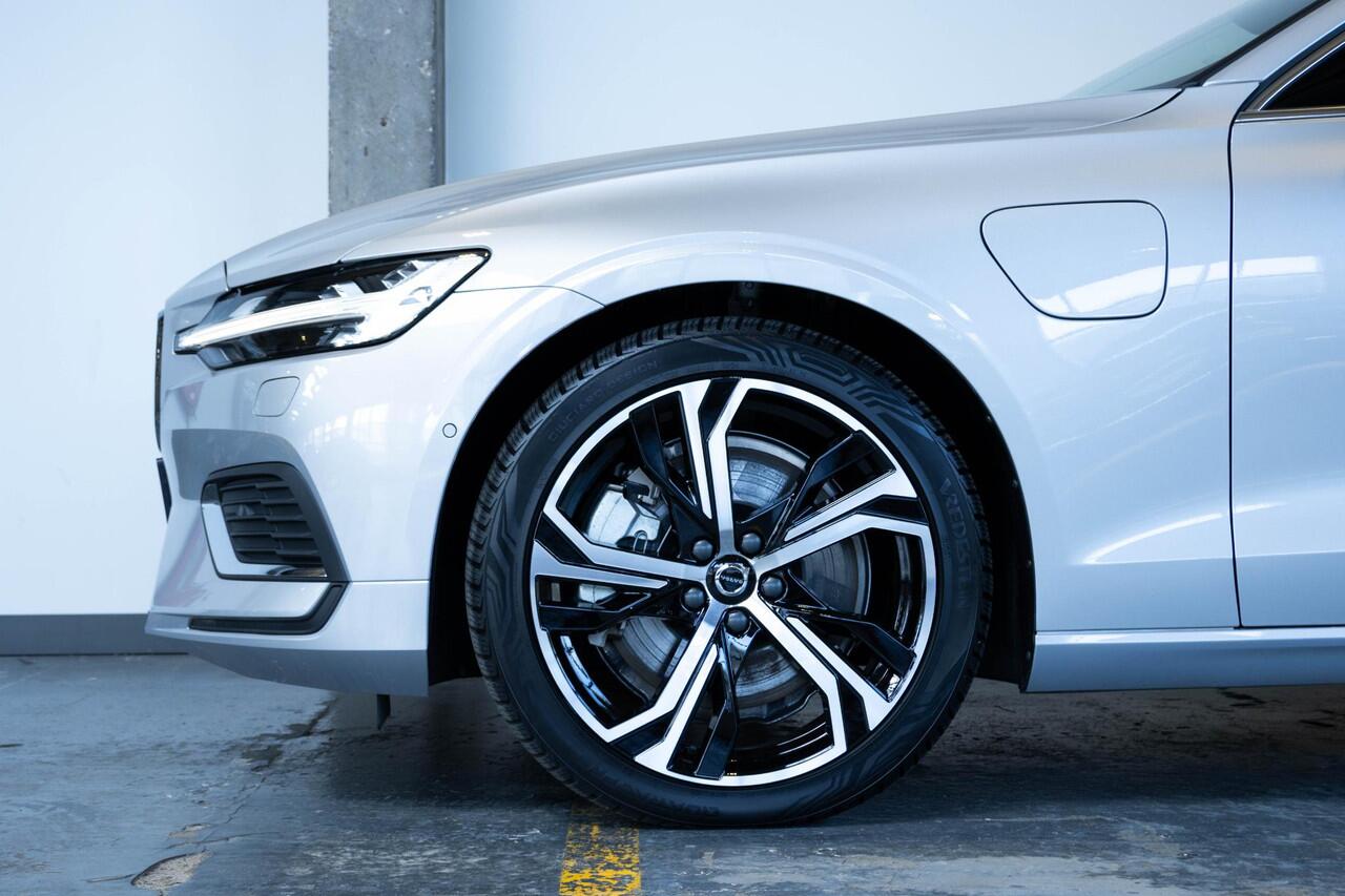 Volvo S60 Recharge T6 AWD Ultimate Bright | Verwarmd Stuurwiel en Voor+Achterstoelen | 360° Parkeercamera | Harman Kardon Premium Audio | 19'' Lichtmetalen Velgen | Elektrische Trekhaak | Panoramadak | Google infotainment | Longe Range |