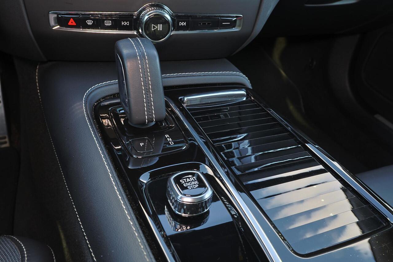 Volvo S60 T8 AWD Polestar Engineered - Schuifdak - IntelliSafe Assist - Adaptieve LED koplampen - Harman/Kardon audio - Parkeercamera achter - Verwarmde voorstoelen, stuur & achterbank - Parkeersensoren voor & achter - Elektr. bedienb. voorstoelen met geheugen - St