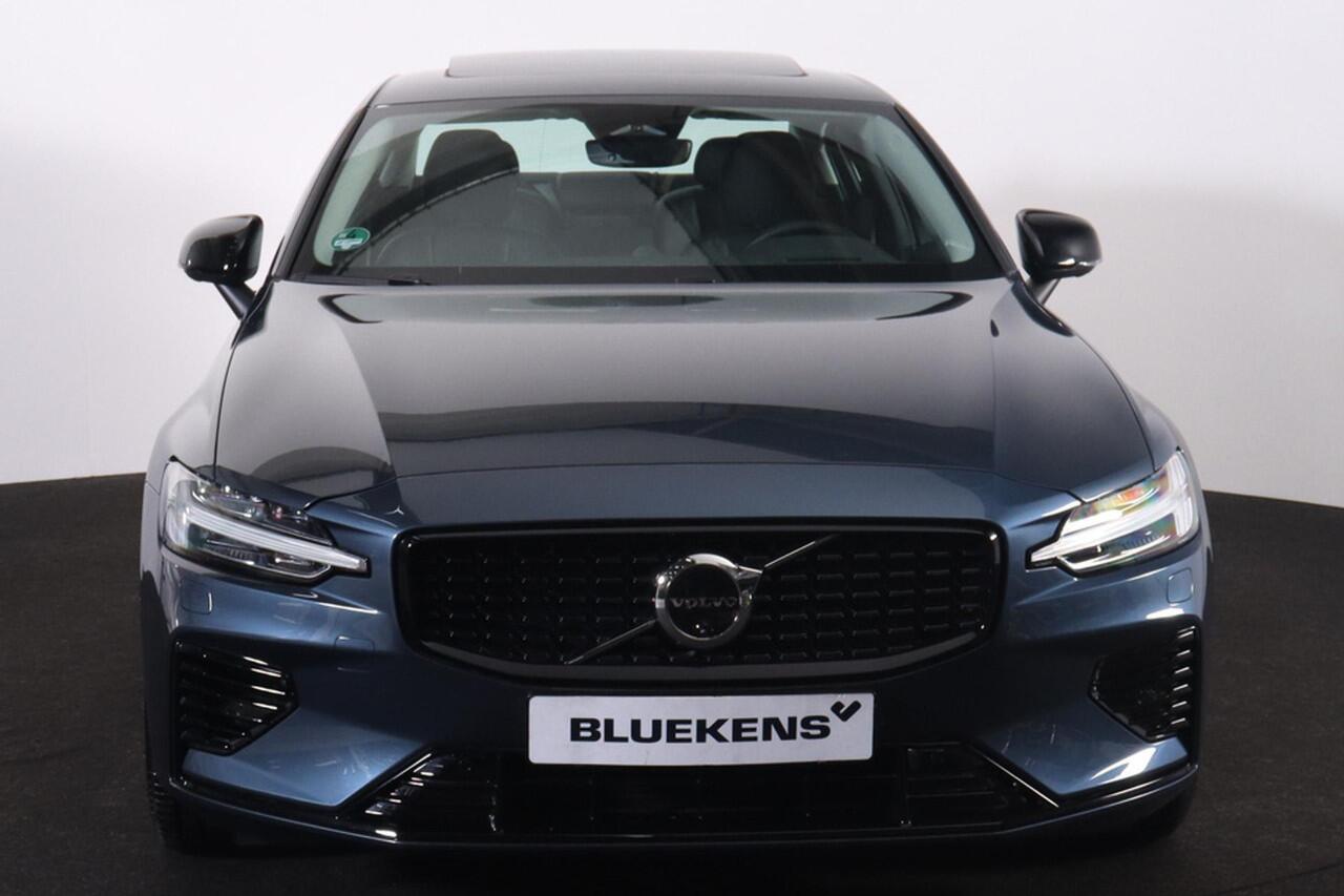 Volvo S60 Recharge T8 AWD Ultimate Dark - Panorama/schuifdak - IntelliSafe Assist & Surround - 360º Camera - Bowers & Wilkins audio - Adaptieve LED koplampen - Verwarmde voorstoelen, stuur & achterbank - Parkeersensoren voor & achter - Elektr. bedienb. voorstoelen 