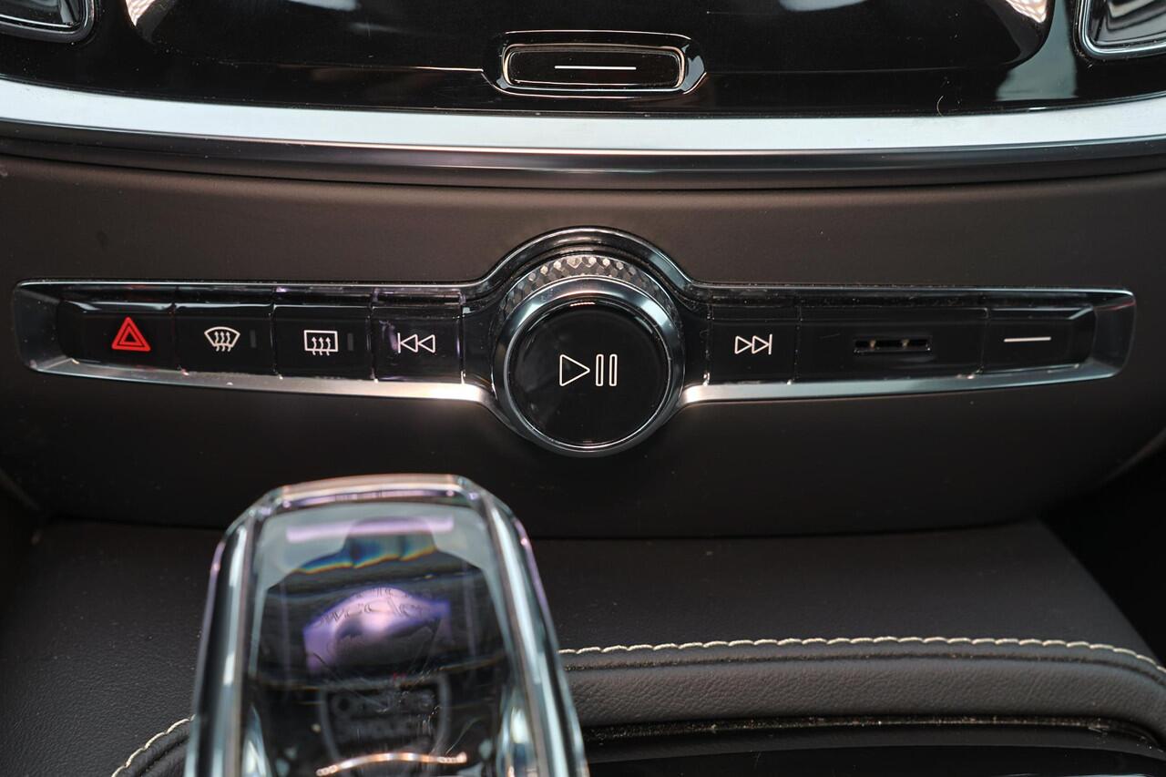 Volvo S60 Recharge T6 AWD Plus Bright - Panorama/schuifdak - IntelliSafe Assist & Surround - Parkeercamera achter - Parkeersensoren voor & achter - Elektr. bedienb. voorstoelen met geheugen - Elektr. inklapbare trekhaak - 18' LMV