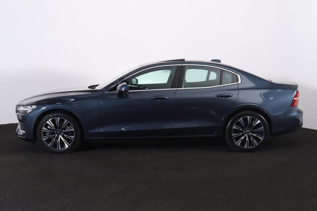 Volvo S60 Recharge T6 AWD Plus Bright - Panorama/schuifdak - IntelliSafe Assist & Surround - Parkeercamera achter - Parkeersensoren voor & achter - Elektr. bedienb. voorstoelen met geheugen - Elektr. inklapbare trekhaak - 18' LMV