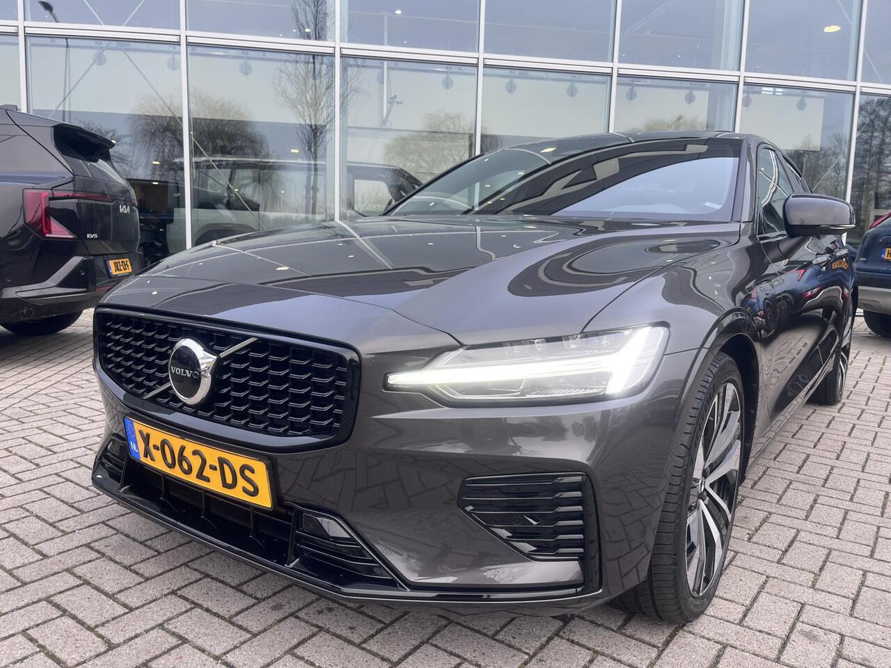 Volvo S60 Recharge T6 AWD Plus Dark | NL-AUTO | Harman & Kardon | Schuif-/kanteldak | Stoel-& stuurverwarming | Seat memory | Cruise control |