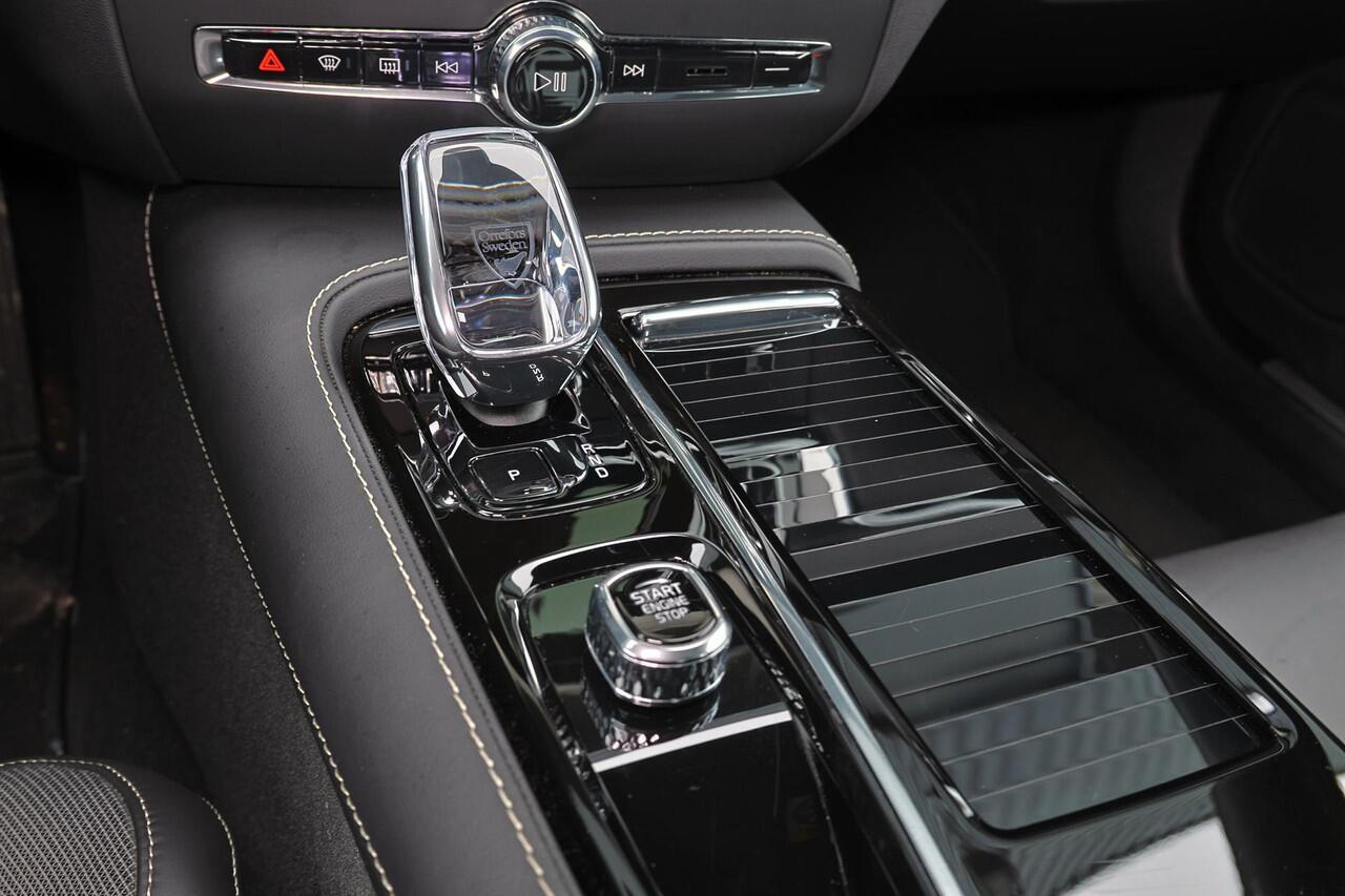 Volvo S60 Recharge T8 AWD Ultra Dark - Panorama/schuifdak - IntelliSafe Assist & Surround - 360º Camera - Bowers & Wilkins audio - Adaptieve LED koplampen - Verwarmde voorstoelen, stuur & achterbank - Parkeersensoren voor & achter - Elektr. bedienb. voorstoelen met