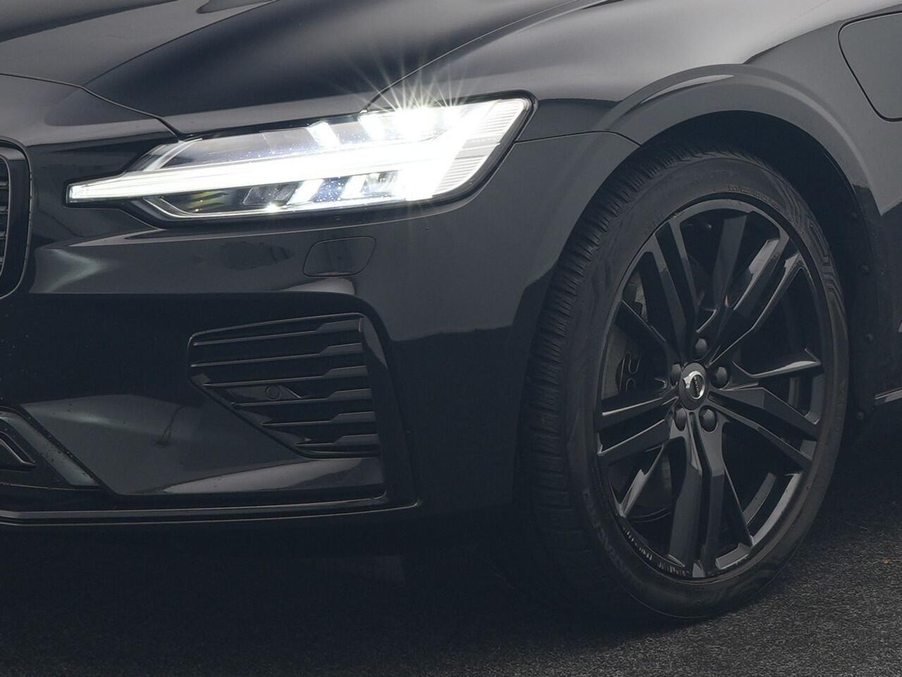 Volvo S60 Recharge T8 AWD R-Design Plug in Hybrid 391pk Black Dealer O.H PHEV | Schuifdak | Bowers & Wilkins | Head Up | Adaptive Cruise | 360 Camera | Luxe Lederen Sportstoelen Massage & Memory | 19"L.M | Keyless | Navigatie |