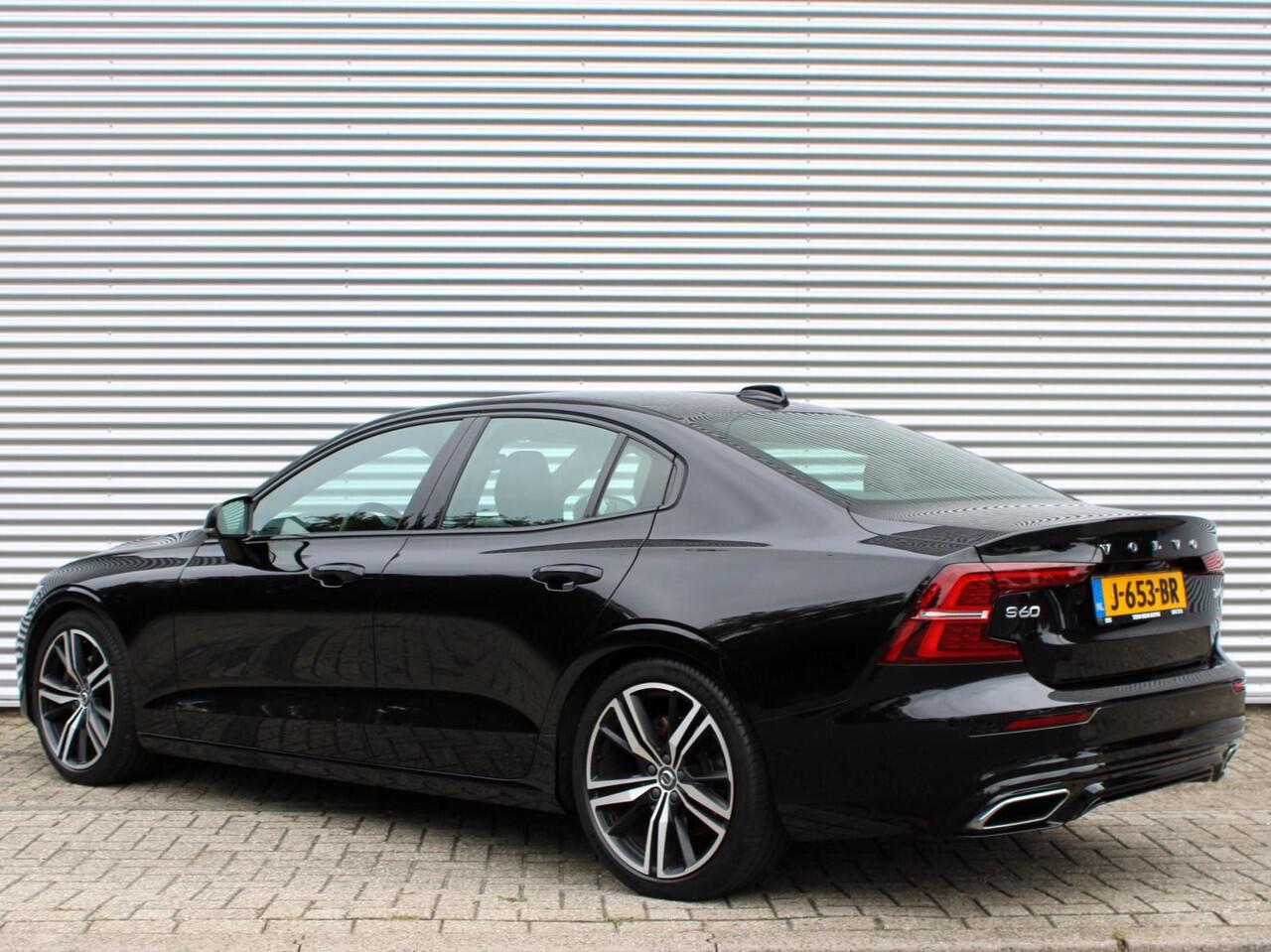 Volvo S60 2.0 T4 R-Design Automaat / Leder interieur / Sportstoelen / Trekhaak / 19" velgen / BLIS