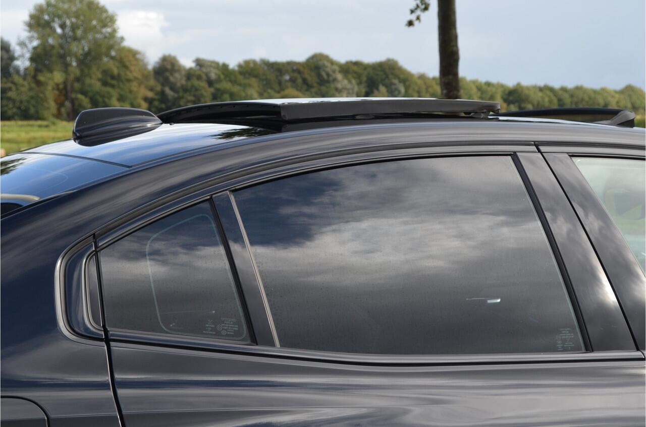 Volvo S60 2.0 T5 R-Design Pano | Harman Kardon | Elektr trekhaak | Stoelverwarming + achter + stuur | Pilot Assist | Leer | Headup | Dodehoeksensor | Bochtverlichting