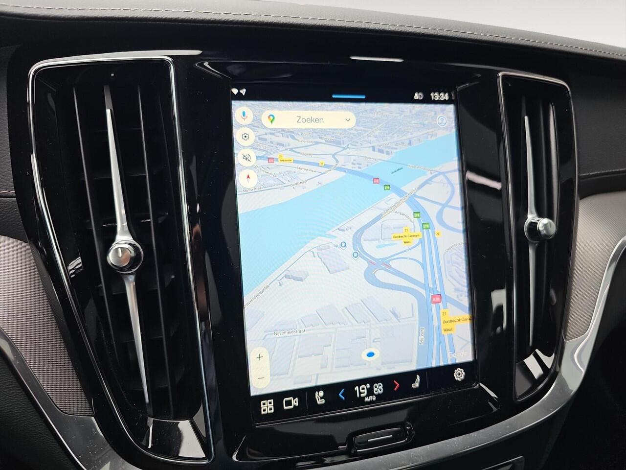 Volvo S60 2.0 Recharge T8 AWD Ultimate Dark | Head-up display | Gelamineerde zijruiten | 360 graden camera | Stoelverwarming |