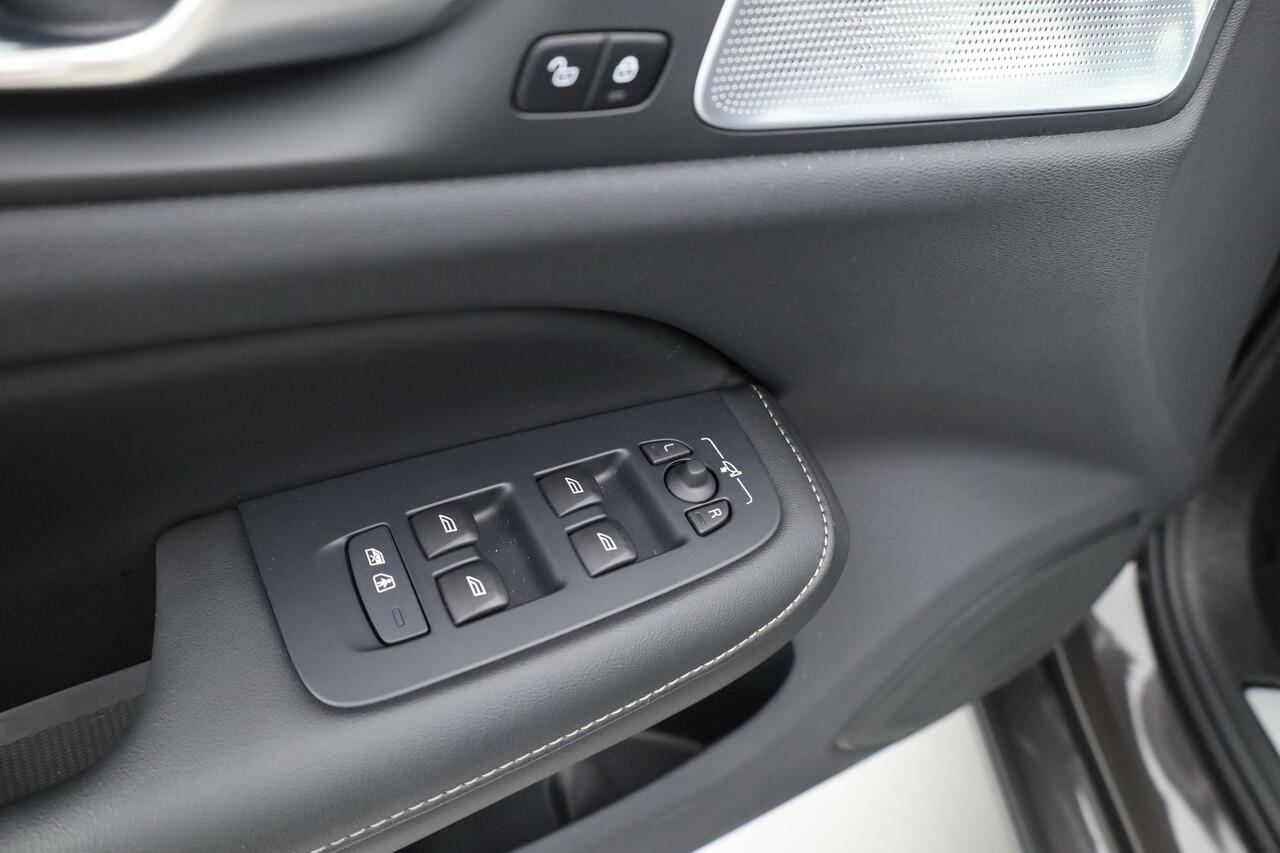 Volvo S60 T8 Recharge Ultimate Dark | B&W | Pano | Massage | Stoelventi. | HUD | Memory seats | Pilot Assist