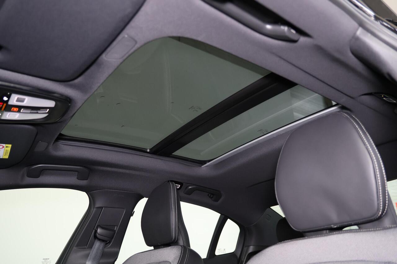 Volvo S60 Recharge T8 AWD Ultra Dark - Panorama/schuifdak - IntelliSafe Assist & Surround - 360º Camera - Bowers & Wilkins audio - Adaptieve LED koplampen - Verwarmde voorstoelen, stuur & achterbank - Parkeersensoren voor & achter - Elektr. bedienb. voorstoelen met