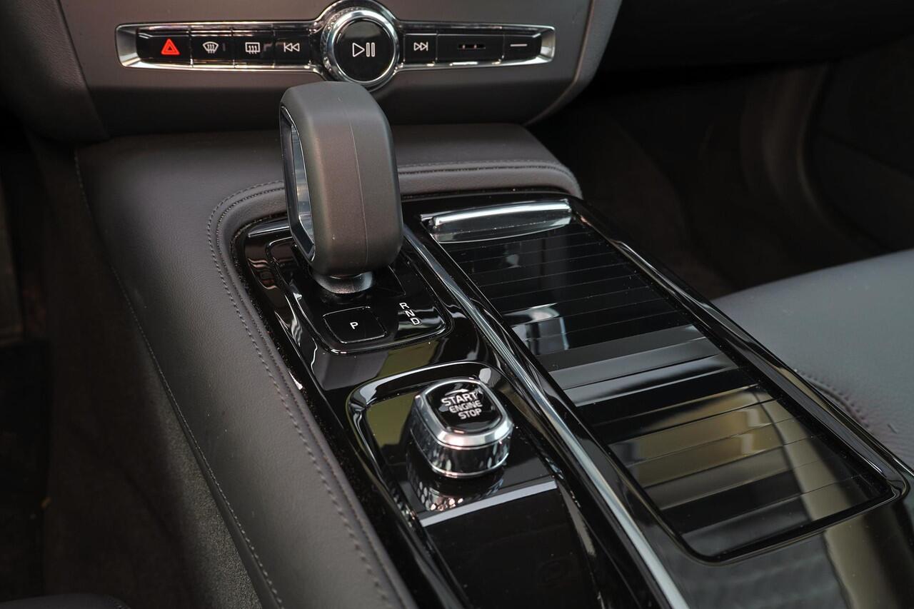 Volvo S90 T8 AWD Ultra Dark - Schuif/kanteldak - IntelliSafe Assist & Surround - 360º Camera - Harman/Kardon audio - Adaptieve LED koplampen - Verwarmde voorstoelen, stuur & achterbank - Parkeersensoren voor & achter - Elektr. bedienb. voorstoelen met geheugen - Ex