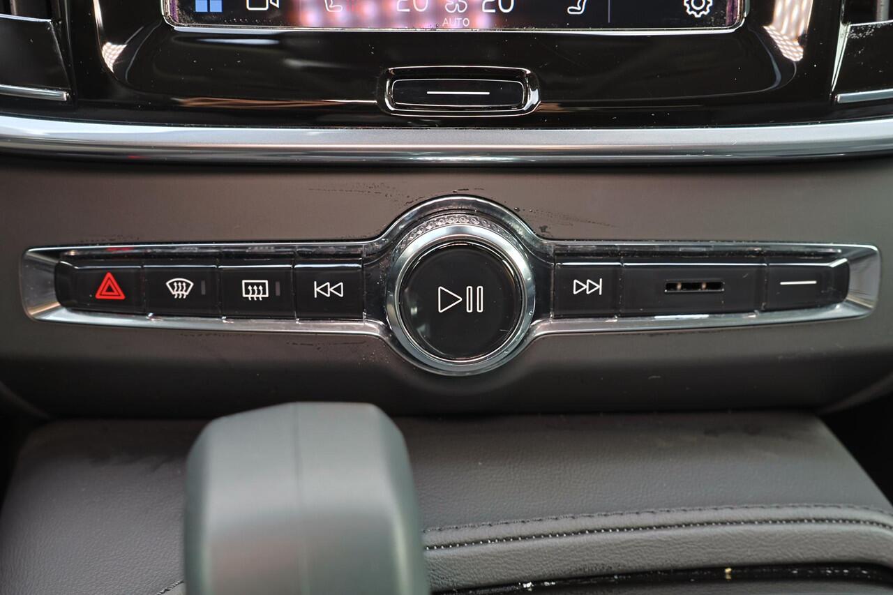 Volvo S90 T8 AWD Ultimate Dark - Schuif/kanteldak - IntelliSafe Assist & Surround - 360º Camera - Harman/Kardon audio - Adaptieve LED koplampen - Verwarmde voorstoelen, stuur & achterbank - Parkeersensoren voor & achter - Elektr. bedienb. voorstoelen met geheugen -