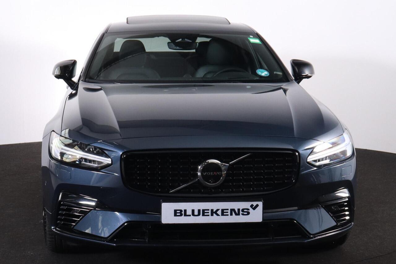 Volvo S90 T8 AWD Ultimate Dark - Luchtvering - IntelliSafe Assist & Surround - 360º Camera - Bowers & Wilkins audio - Verwarmde voorstoelen, stuur & achterbank - Parkeersensoren voor & achter - Elektr. bedienb. voorstoelen met geheugen - Head up display - Extra get