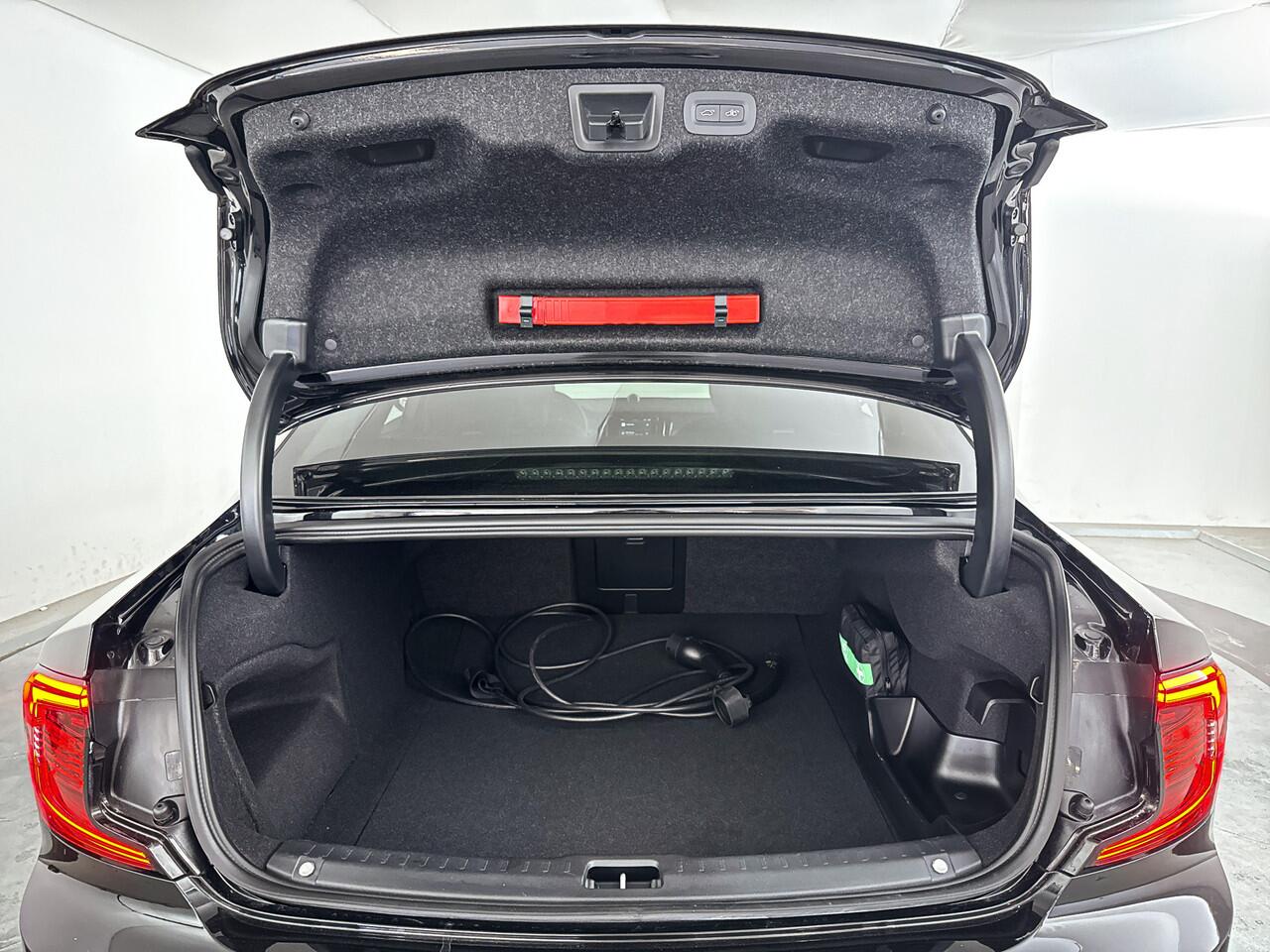 Volvo S90 T8 Aut. AWD Ultimate Bright | Bowers & Wilkins | Panoramadak | Massage | 360° Camera | Stoel- en Stuurverwarming | Head- up display