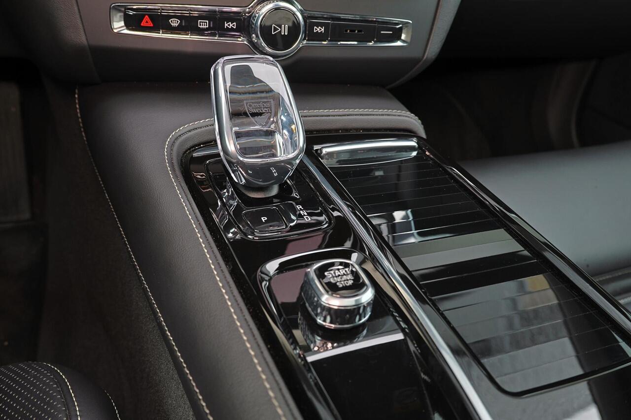 Volvo S90 T8 AWD Plus Dark - Luchtvering - Panorama/schuifdak - IntelliSafe Assist & Surround - 360º Camera - Harman/Kardon audio - Adaptieve LED koplampen - Verwarmde voorstoelen, stuur & achterbank - Parkeersensoren voor & achter - Elektr. bedienb. voorstoelen me