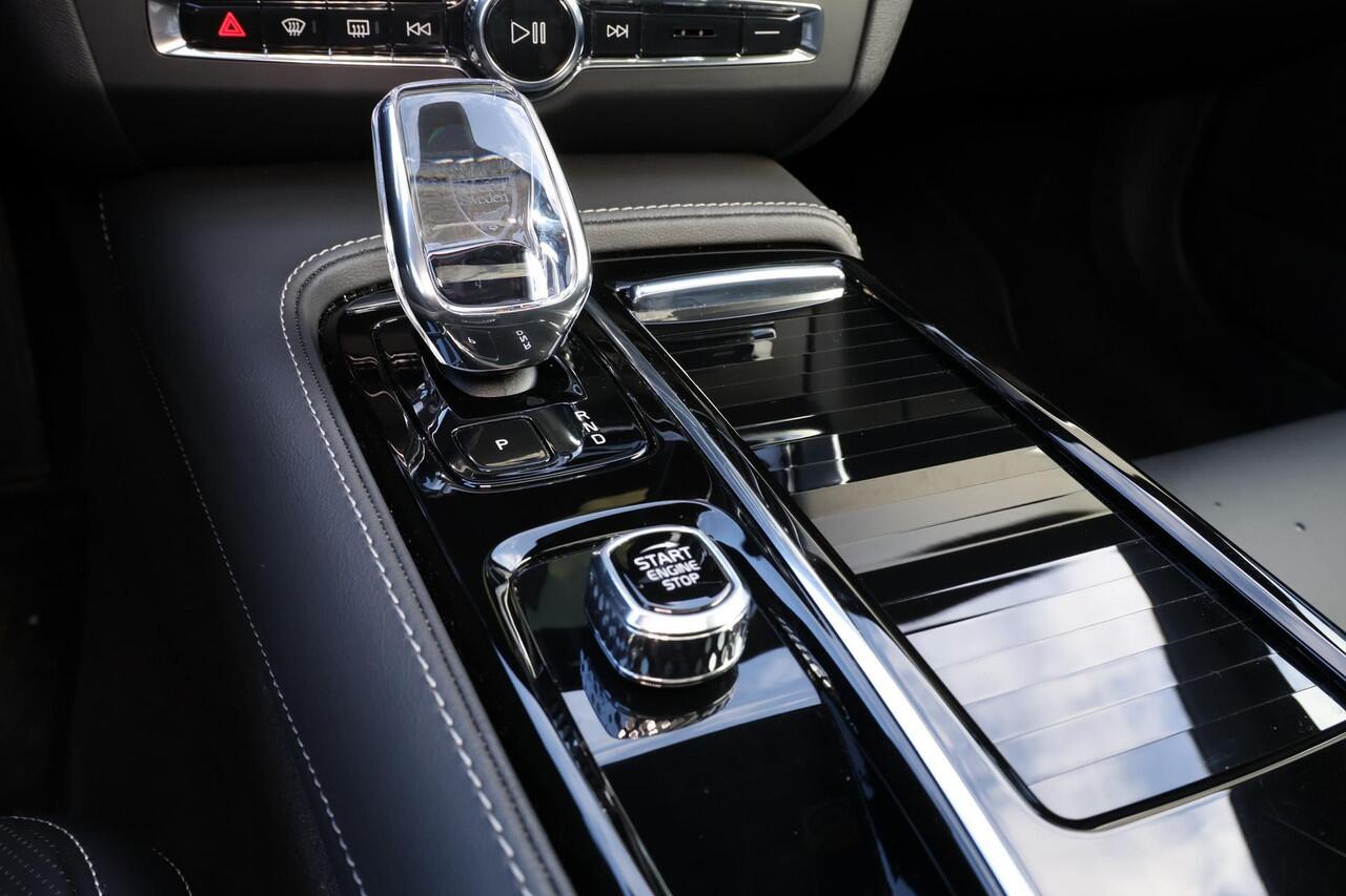 Volvo S90 T8 AWD Ultimate Dark - Luchtvering - IntelliSafe Assist & Surround - 360º Camera - Bowers & Wilkins audio - Verwarmde voorstoelen, stuur & achterbank - Parkeersensoren voor & achter - Elektr. bedienb. voorstoelen met geheugen - Head up display - Extra get