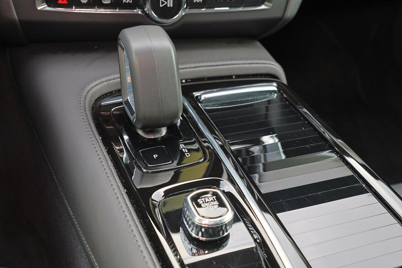 Volvo S90 T8 AWD Ultimate Dark - Schuif/kanteldak - IntelliSafe Assist & Surround - 360º Camera - Harman/Kardon audio - Adaptieve LED koplampen - Verwarmde voorstoelen, stuur & achterbank - Parkeersensoren voor & achter - Elektr. bedienb. voorstoelen met geheugen -