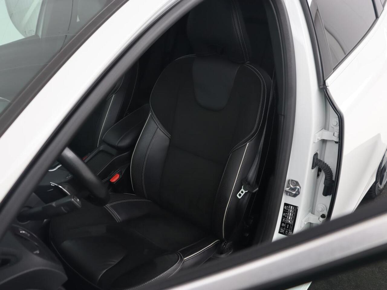 Volvo V40 1.5 T3 Polar+ Sport | Panoramadak | Stoelverwarming | Camera | Full LED | Navigatie | Park Assist | Harman/Kardon | Keyless | R Design