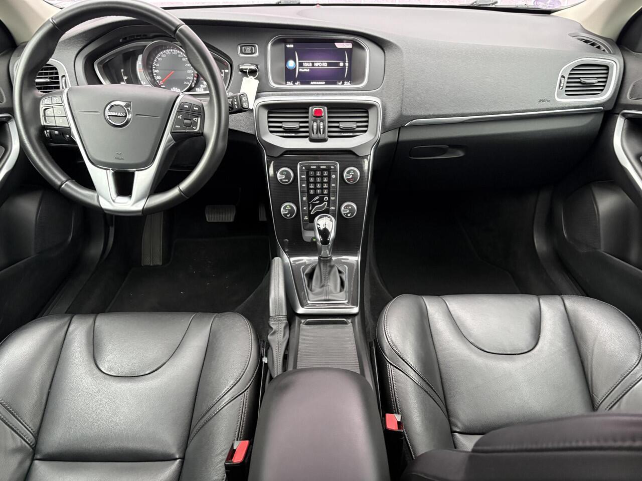 Volvo V40 1.5 T2 Polar+ | Stoelverwarming | Trekhaak | Volvo on Call | DAB | High Performance Audio | Elektrisch verwarmbare voorruit | Parkeersensoren | Climate Control |