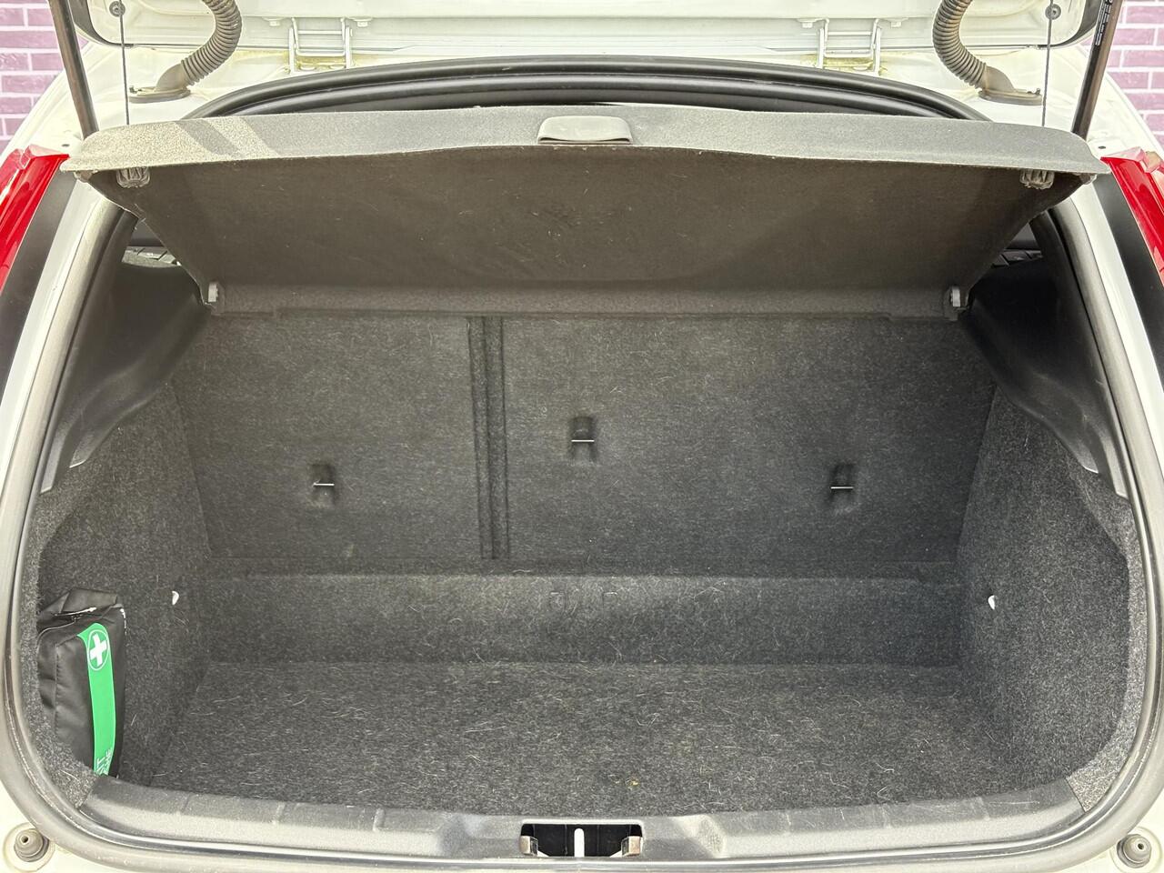 Volvo V40 1.5 T3 Polar+ Sport | DAB | Panoramadak | Stoelverwarming | Parkeersensoren V+A | Parkeercamera | Keyless entry/start | Harman/Kardon | Volvo on Call |