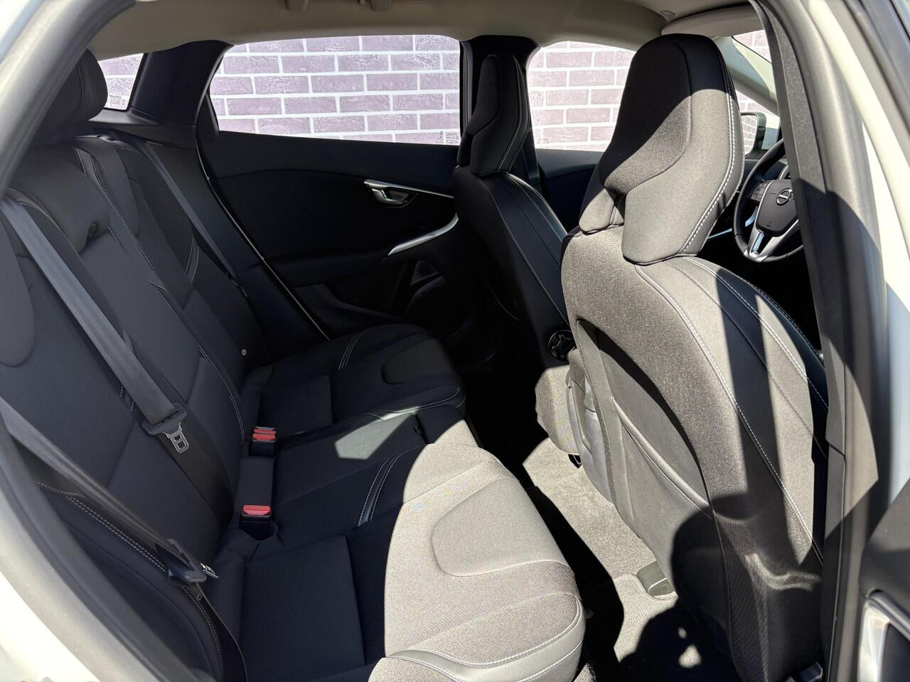 Volvo V40 T2 POLAR + AUTOMAAT | Multi media | spraakbediening telefoon en Navigatie | Stoelverwarming |