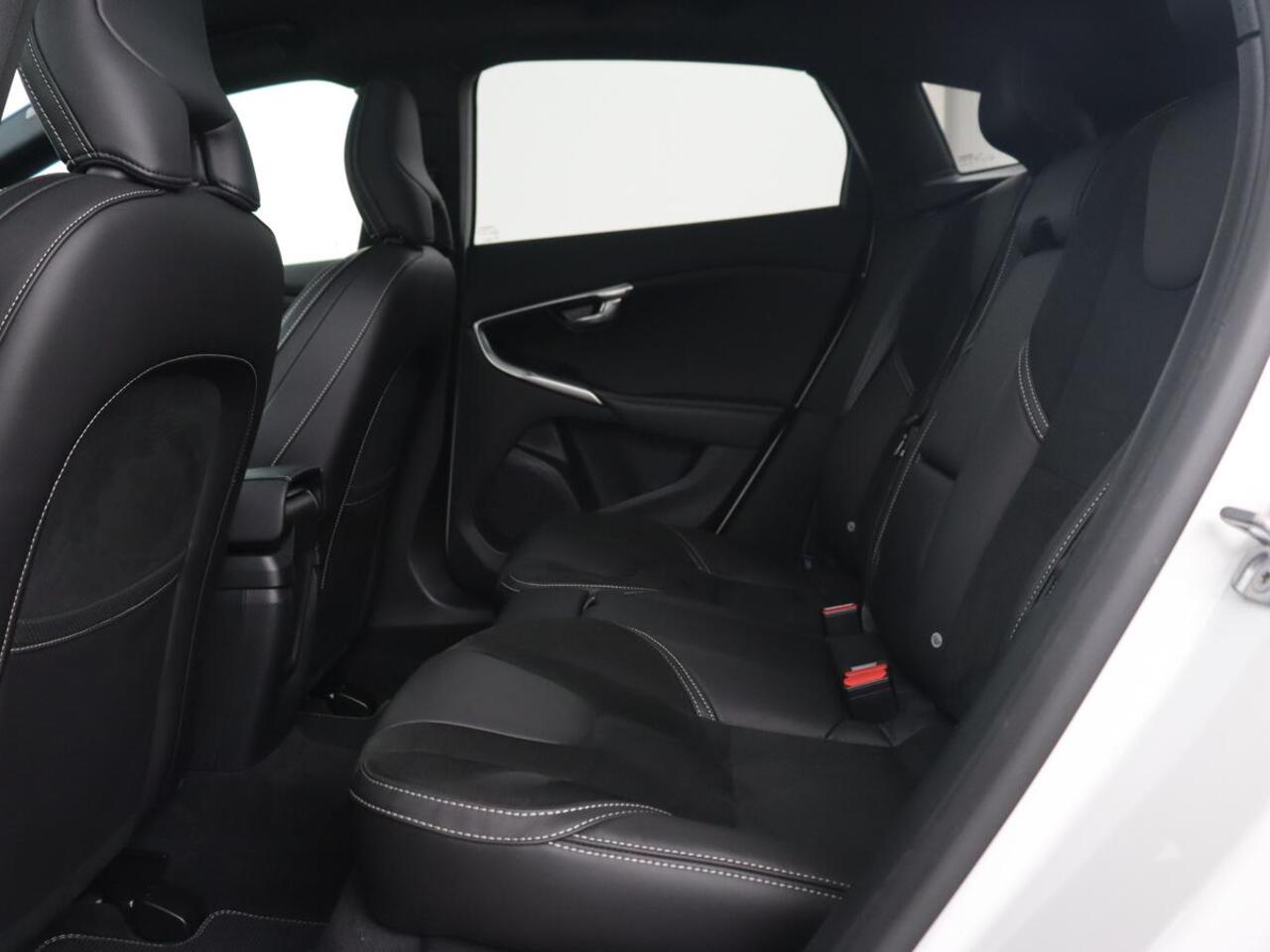 Volvo V40 1.5 T3 Polar+ Sport | Panoramadak | Stoelverwarming | Camera | Full LED | Navigatie | Park Assist | Harman/Kardon | Keyless | R Design