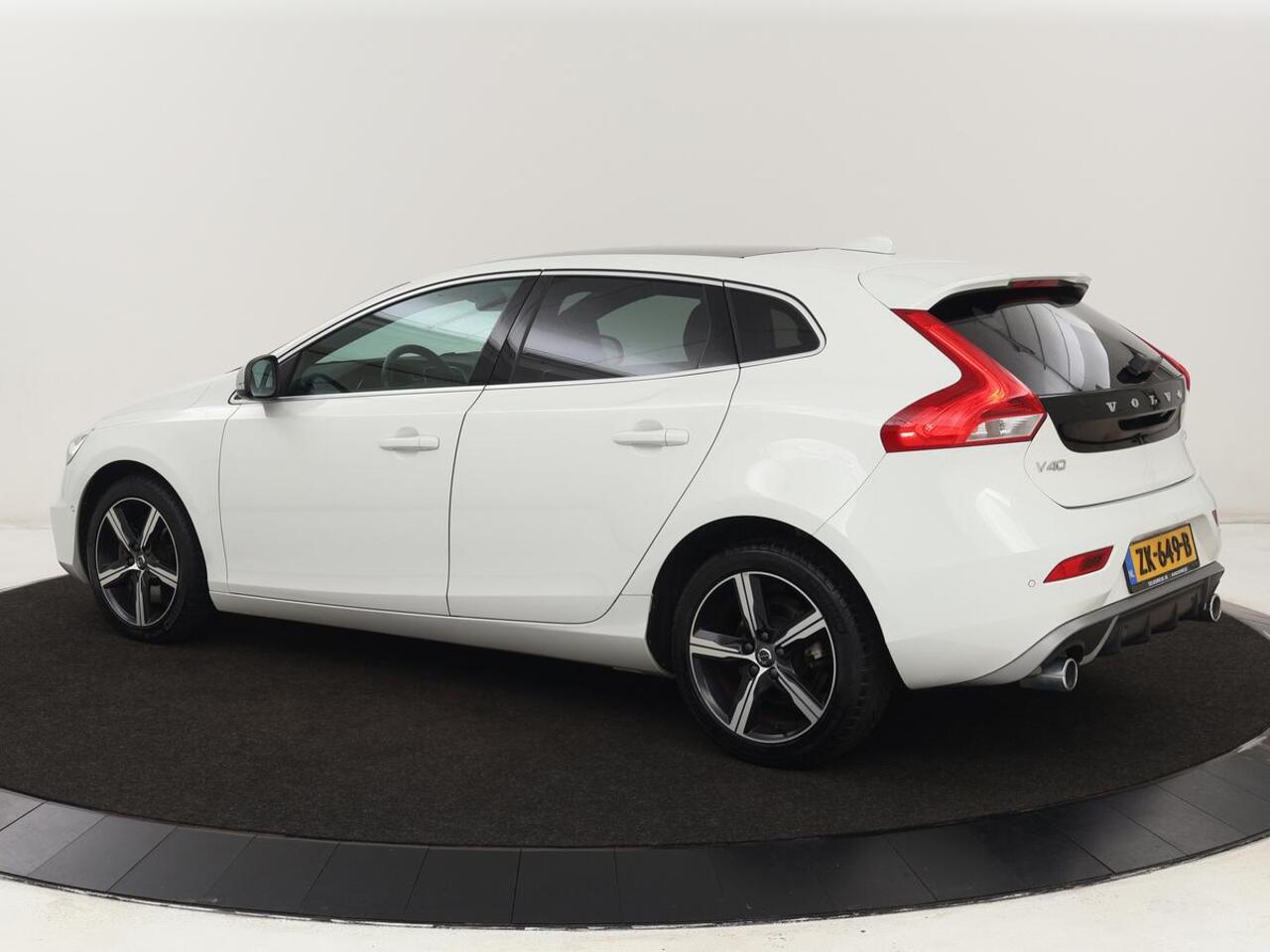 Volvo V40 1.5 T3 Polar+ Sport | Panoramadak | Stoelverwarming | Camera | Full LED | Navigatie | Park Assist | Harman/Kardon | Keyless | R Design