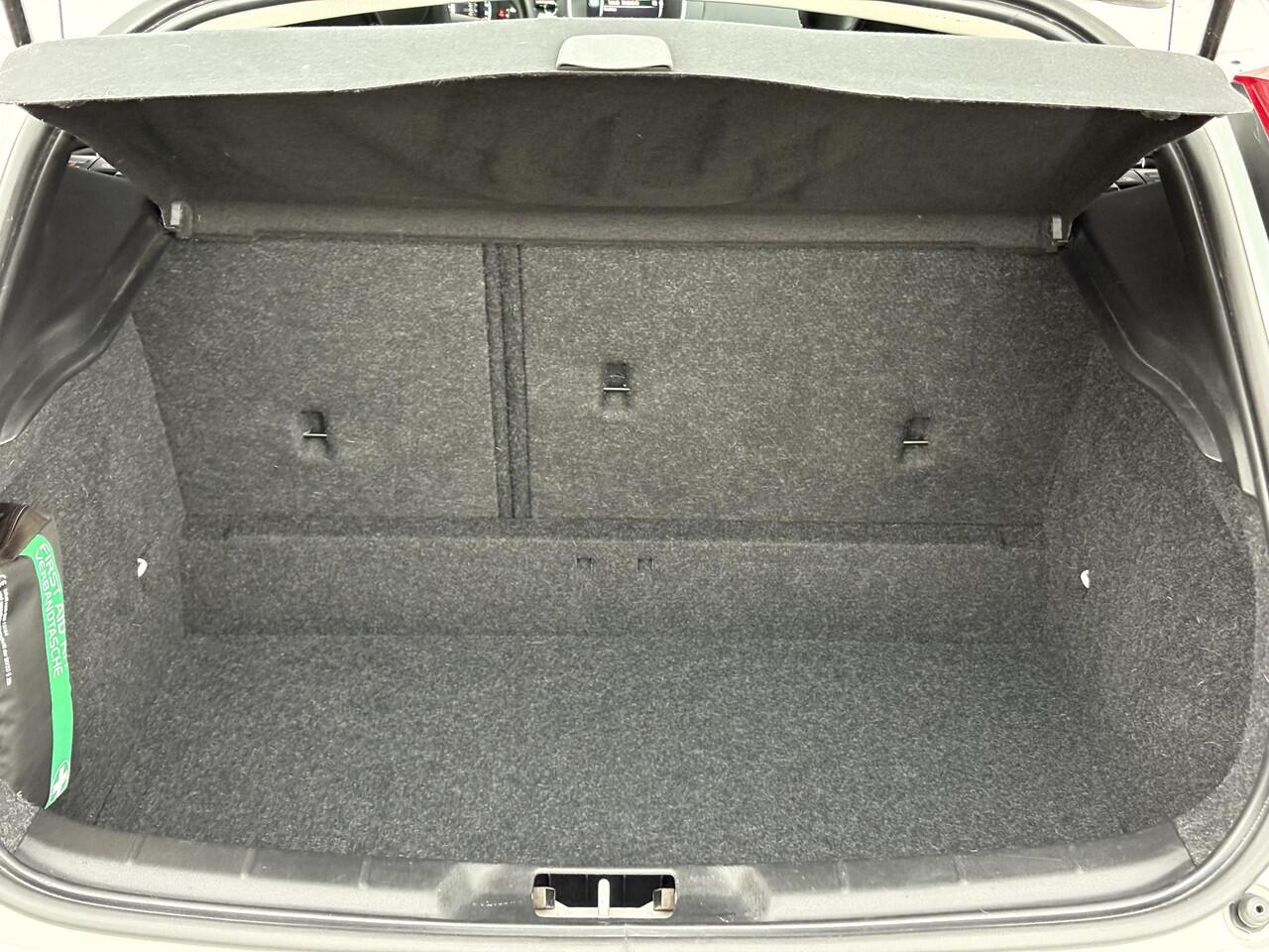 Volvo V40 1.5 T2 Polar+ | Stoelverwarming | Trekhaak | Volvo on Call | DAB | High Performance Audio | Elektrisch verwarmbare voorruit | Parkeersensoren | Climate Control |