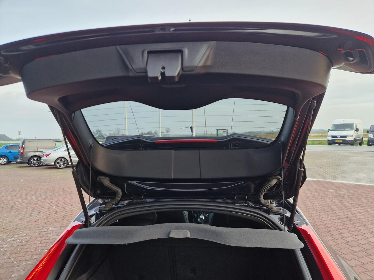 Volvo V40 1.5 T3 Polar+ Sport 12 MND BOVAG GAR | NAVI | TREKHAAK | PANO | STOELVERW | CAMERA | LMV 17"