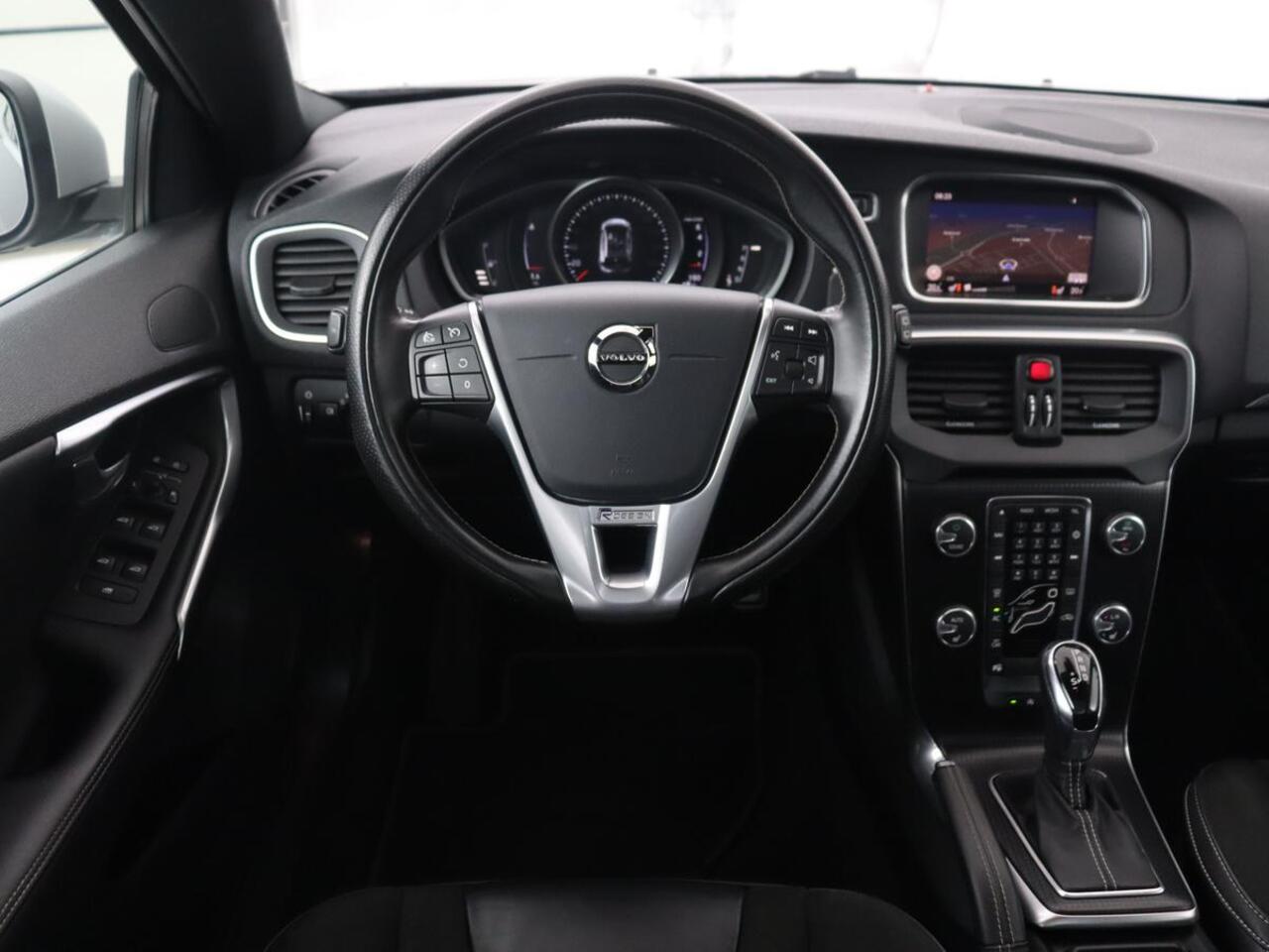 Volvo V40 1.5 T3 Polar+ Sport | Panoramadak | Stoelverwarming | Camera | Full LED | Navigatie | Park Assist | Harman/Kardon | Keyless | R Design