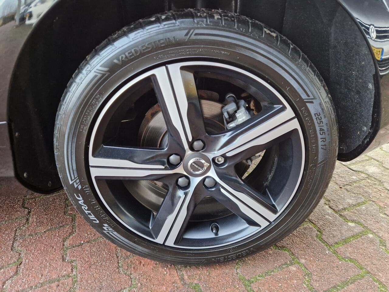 Volvo V40 1.5 T3 Polar+ Sport 12 MND BOVAG GAR | NAVI | TREKHAAK | PANO | STOELVERW | CAMERA | LMV 17"