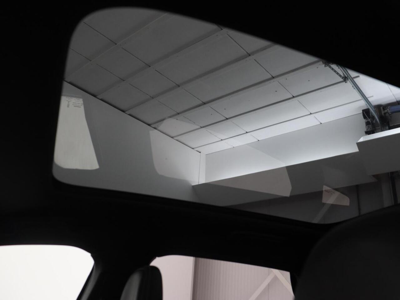 Volvo V40 1.5 T3 Polar+ Sport | Panoramadak | Stoelverwarming | Camera | Full LED | Navigatie | Park Assist | Harman/Kardon | Keyless | R Design