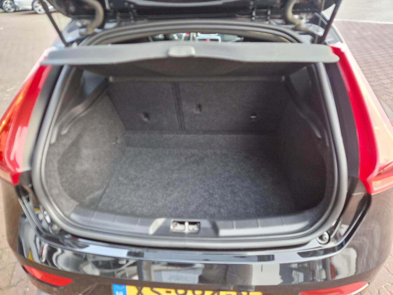 Volvo V40 1.5 T3 Polar+ Sport 12 MND BOVAG GAR | NAVI | TREKHAAK | PANO | STOELVERW | CAMERA | LMV 17"