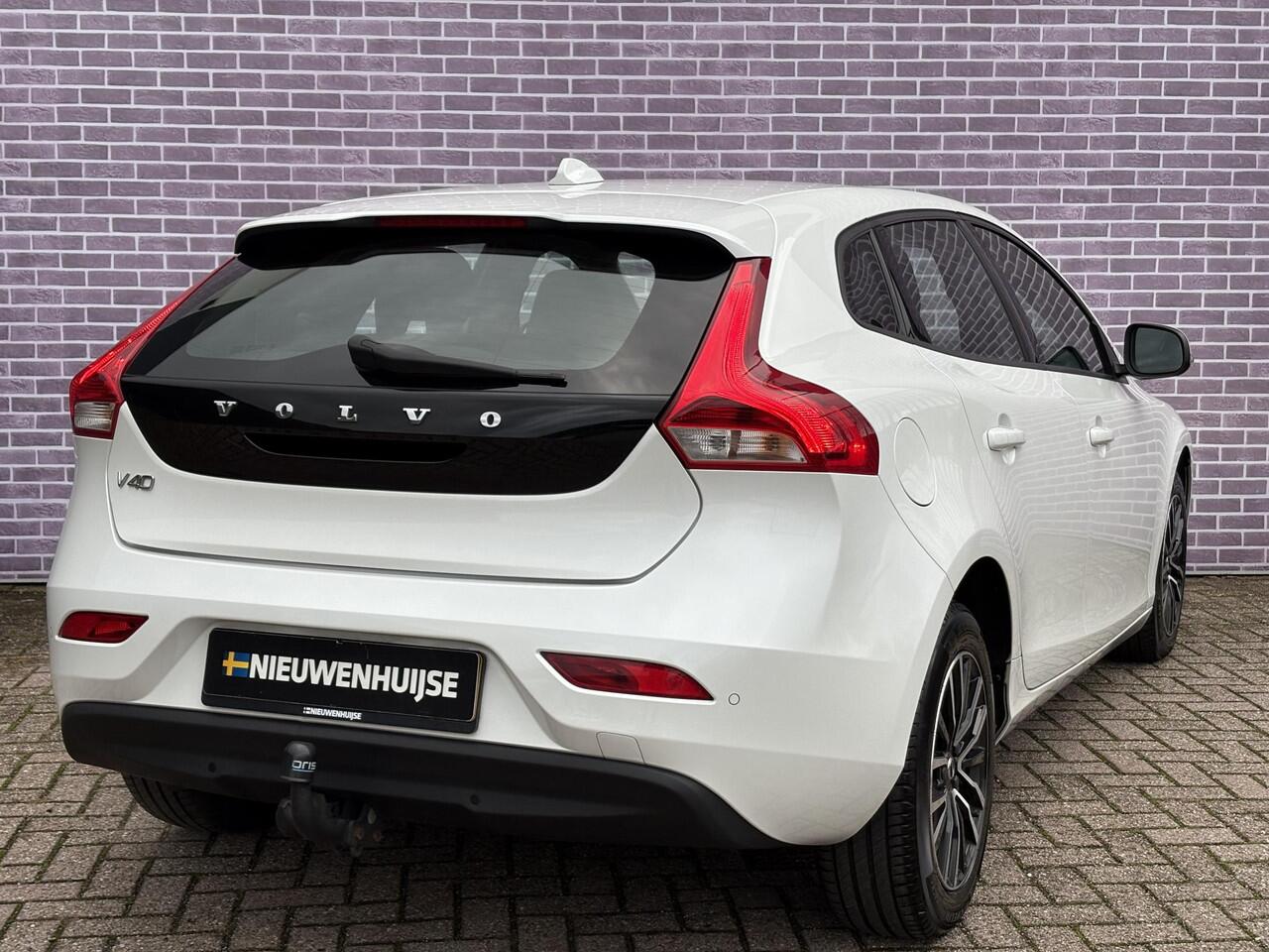Volvo V40 1.5 T2 Polar+ | Stoelverwarming | Trekhaak | Volvo on Call | DAB | High Performance Audio | Elektrisch verwarmbare voorruit | Parkeersensoren | Climate Control |