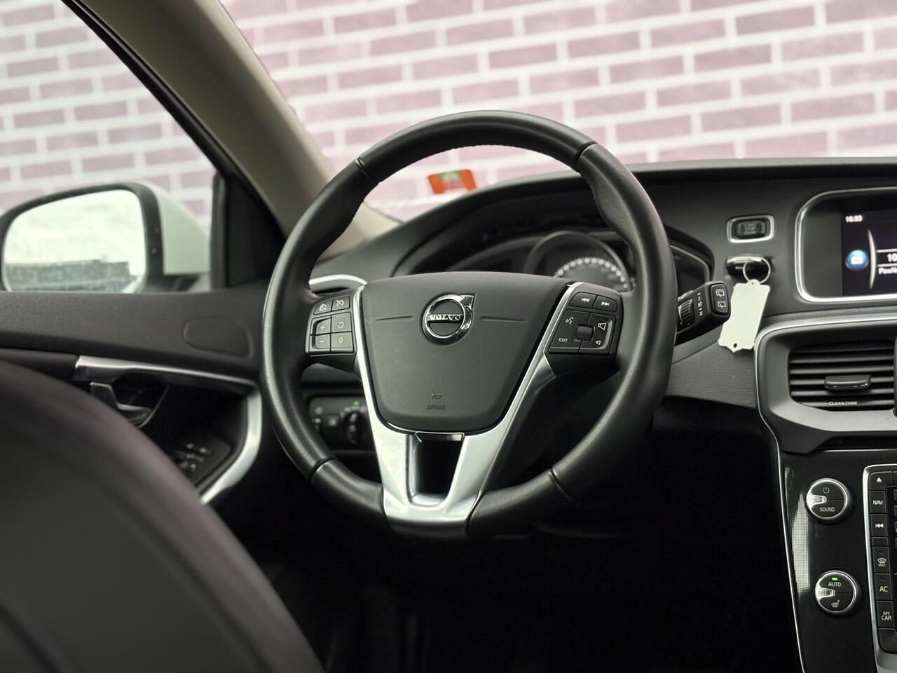 Volvo V40 1.5 T2 Polar+ | Stoelverwarming | Trekhaak | Volvo on Call | DAB | High Performance Audio | Elektrisch verwarmbare voorruit | Parkeersensoren | Climate Control |