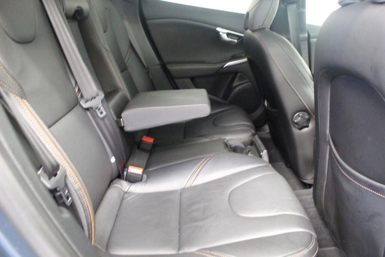 Volvo V40 CROSS COUNTRY T3 Polar+ Luxury | Rijklaarprijs | Pano dak | Harman Kardon |