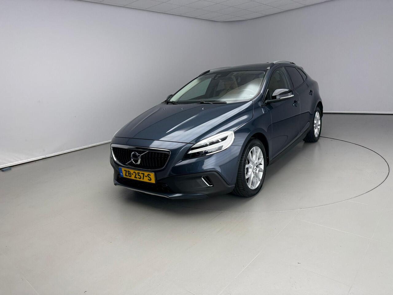 Volvo V40 CROSS COUNTRY 1.5 T3 Polar+ Luxury | Pano | Harman/Kardon | Leder