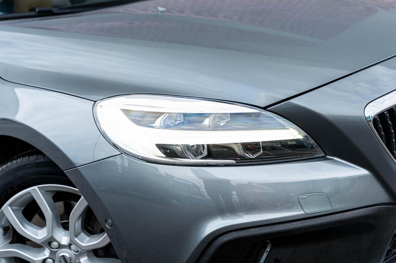 Volvo V40 CROSS COUNTRY T3 Polar+ Luxury | Navi | Cruise Control | Panoramadak | Harman Kardon Audio | Keyless | Getint Glas | Camera | DAB | Park Assist | Volvo On Call | 17" LM