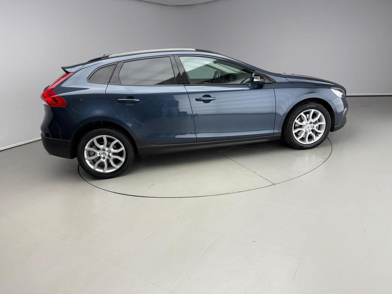 Volvo V40 CROSS COUNTRY 1.5 T3 Polar+ Luxury | Pano | Harman/Kardon | Leder
