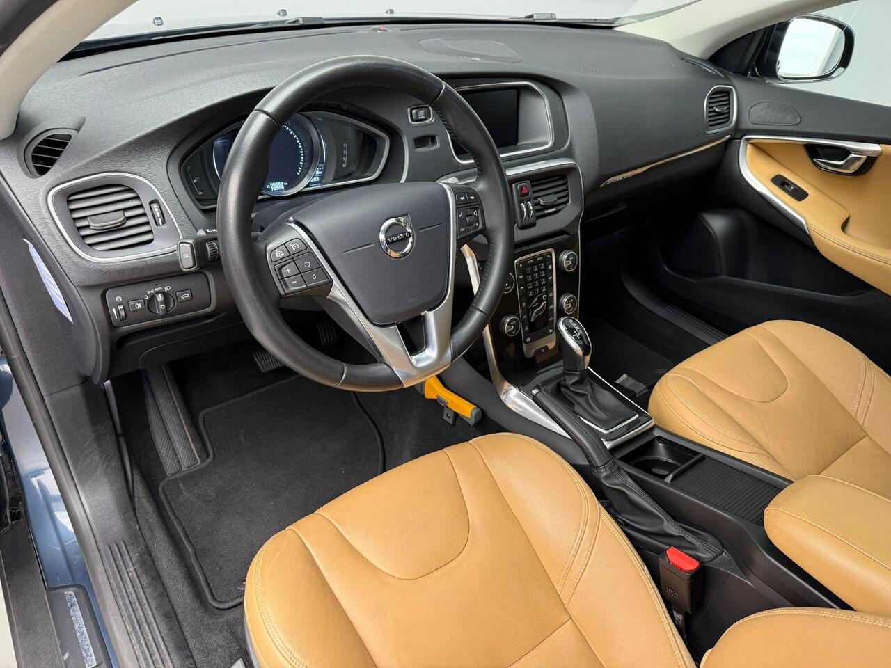 Volvo V40 CROSS COUNTRY 1.5 T3 Polar+ Luxury | Pano | Harman/Kardon | Leder