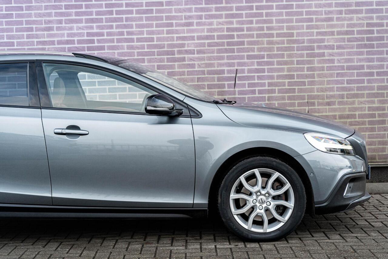 Volvo V40 CROSS COUNTRY T3 Polar+ Luxury | Navi | Cruise Control | Panoramadak | Harman Kardon Audio | Keyless | Getint Glas | Camera | DAB | Park Assist | Volvo On Call | 17" LM