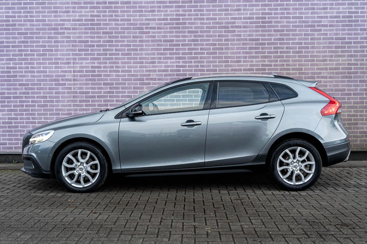 Volvo V40 CROSS COUNTRY T3 Polar+ Luxury | Navi | Cruise Control | Panoramadak | Harman Kardon Audio | Keyless | Getint Glas | Camera | DAB | Park Assist | Volvo On Call | 17" LM