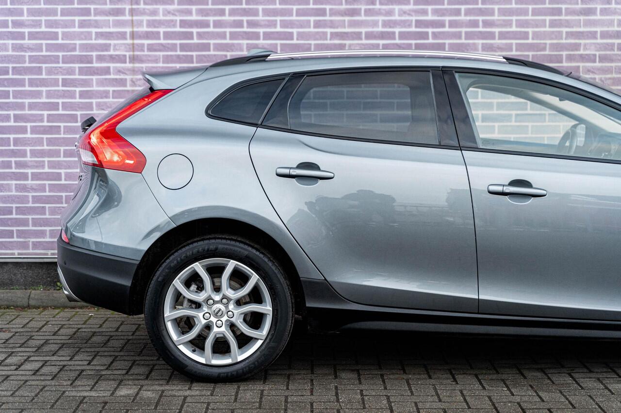 Volvo V40 CROSS COUNTRY T3 Polar+ Luxury | Navi | Cruise Control | Panoramadak | Harman Kardon Audio | Keyless | Getint Glas | Camera | DAB | Park Assist | Volvo On Call | 17" LM