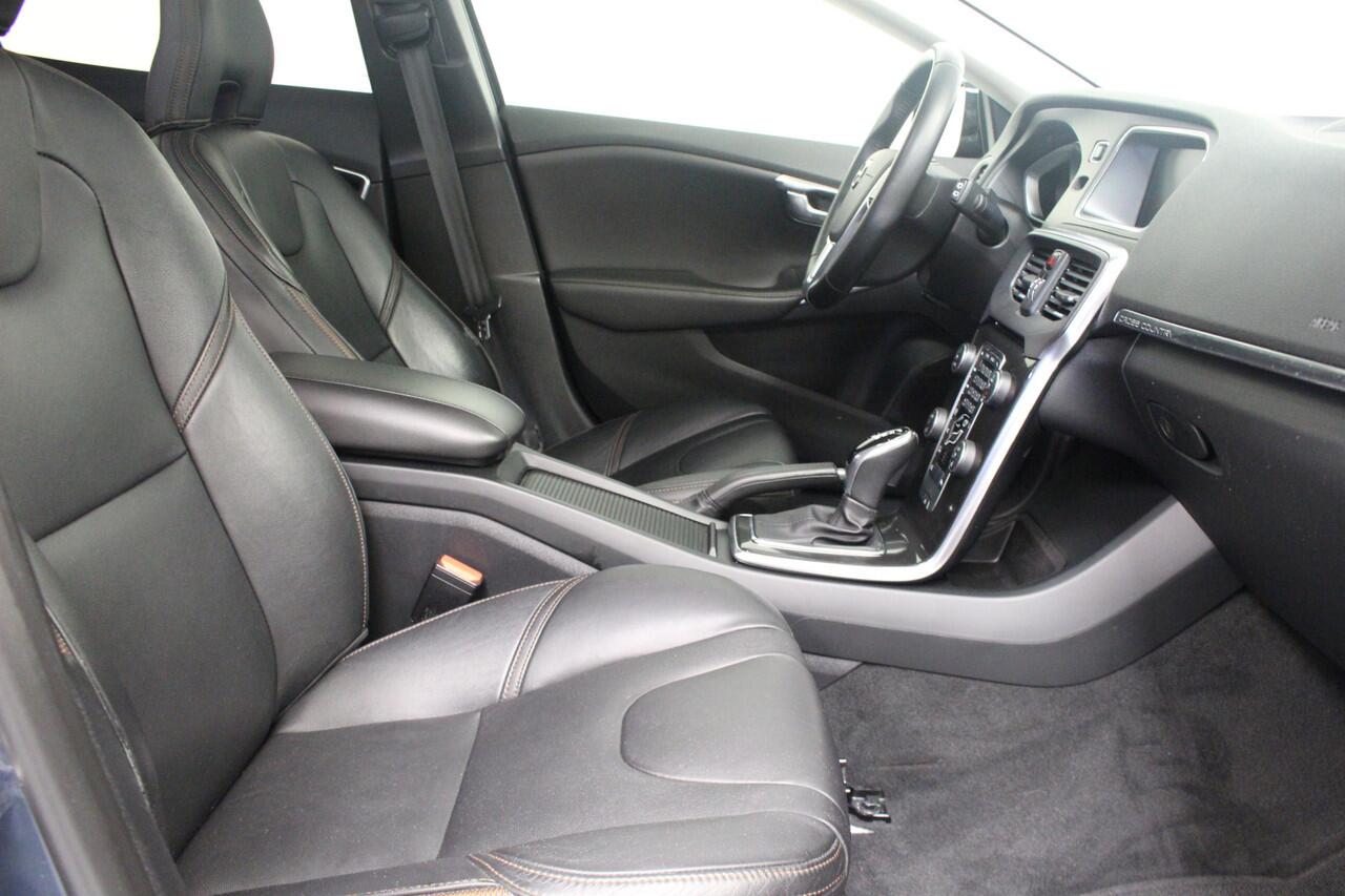 Volvo V40 CROSS COUNTRY T3 Polar+ Luxury | Rijklaarprijs | Pano dak | Harman Kardon |