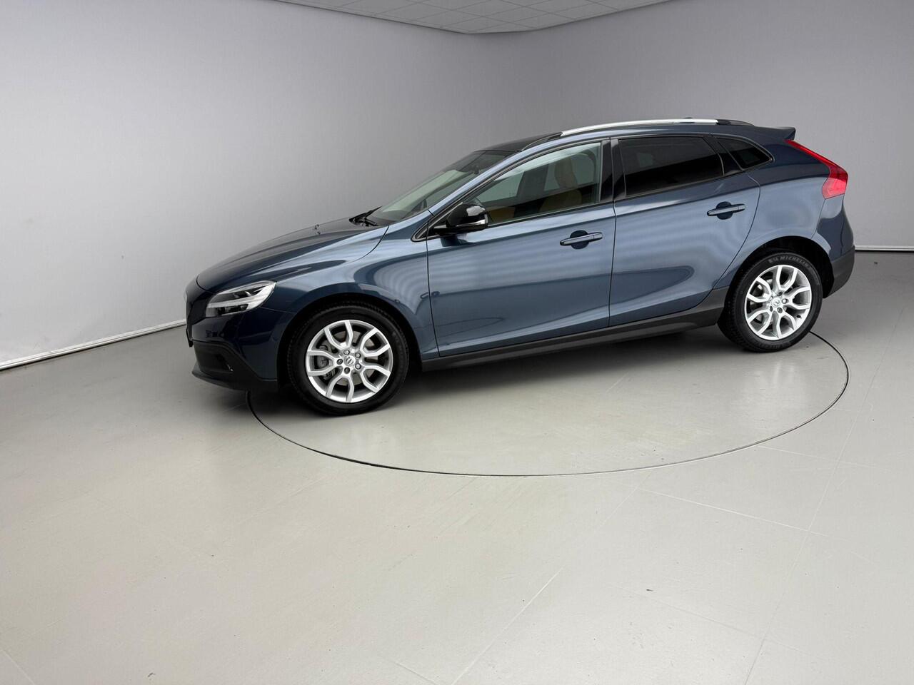 Volvo V40 CROSS COUNTRY 1.5 T3 Polar+ Luxury | Pano | Harman/Kardon | Leder