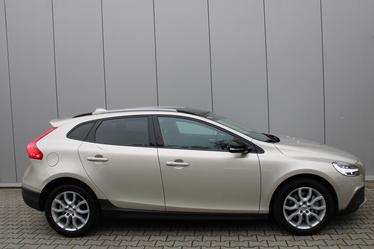 Volvo V40 CROSS COUNTRY T3 automaat Polar+ Luxury | 1e eigenaar | Dealer onderhouden | Panorama dak