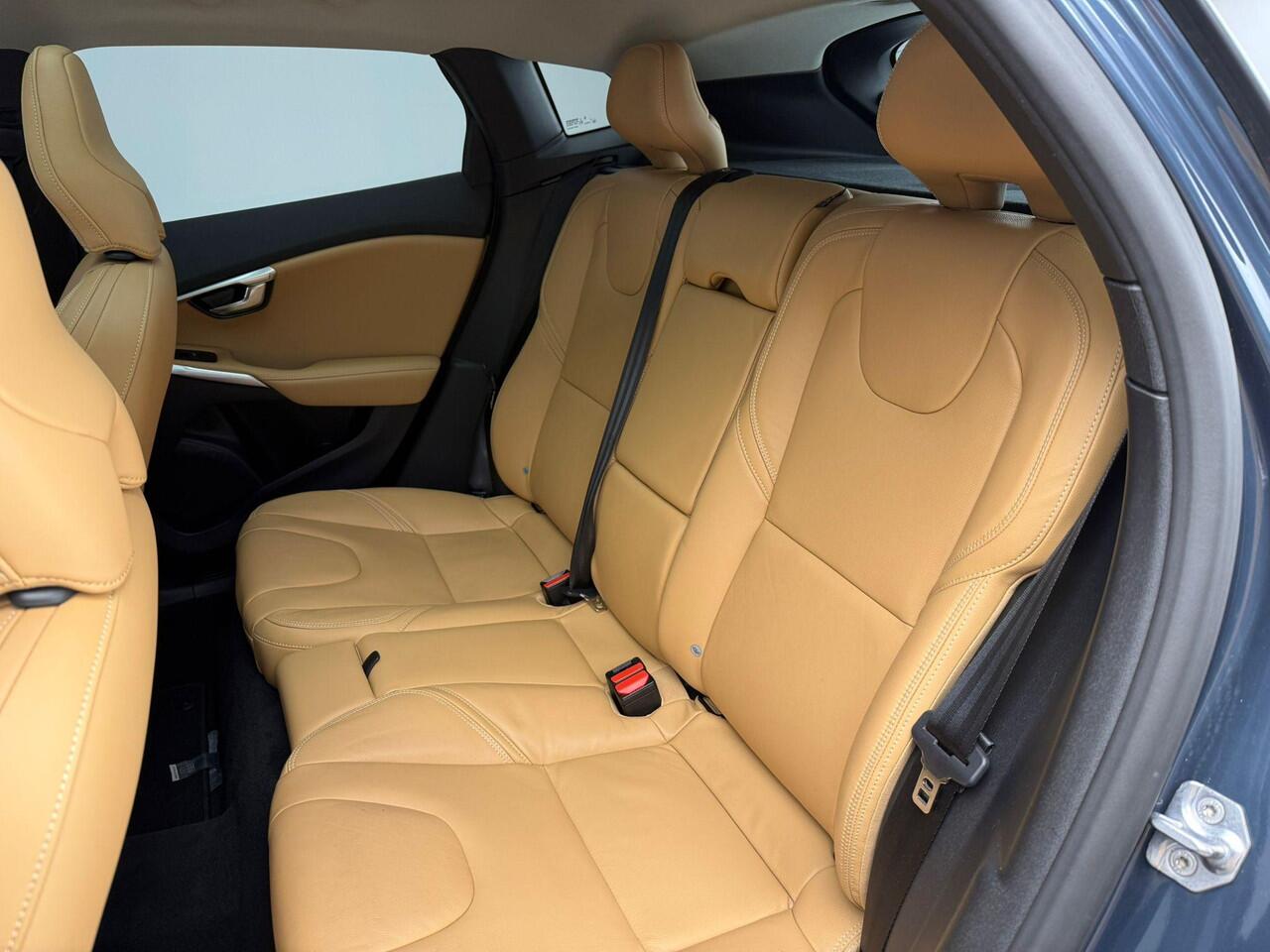 Volvo V40 CROSS COUNTRY 1.5 T3 Polar+ Luxury | Pano | Harman/Kardon | Leder