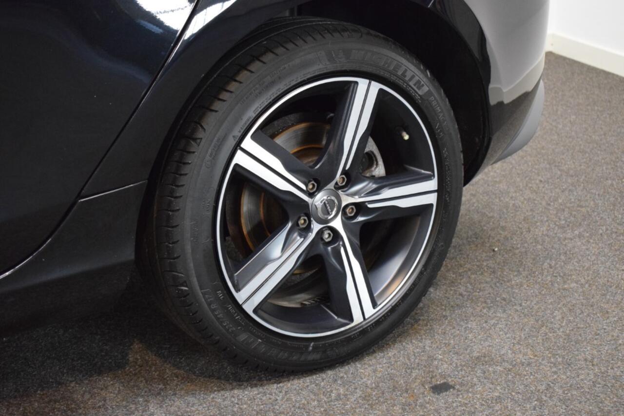 Volvo V40 T3 153pk AUT6 R-Design Polar+ Sport Trekhaak 1500kg/ Adapt. Cruise/ Pano/ Leer/ Stoelverw.