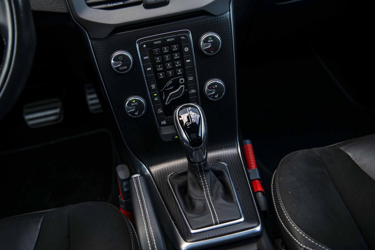 Volvo V40 T3 Polar+ Sport | Navi | Panoramadak | Harman Kardon Audio | LED | Camera | Stoelverwarming | Getint Glas | DAB | Keyless | Volvo On Call | 17" LM