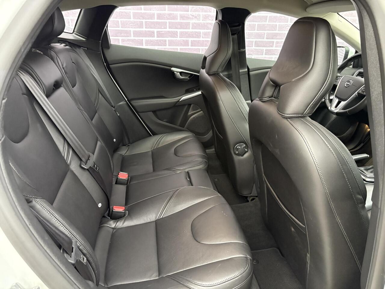 Volvo V40 1.5 T2 Polar+ | Stoelverwarming | Trekhaak | Volvo on Call | DAB | High Performance Audio | Elektrisch verwarmbare voorruit | Parkeersensoren | Climate Control |