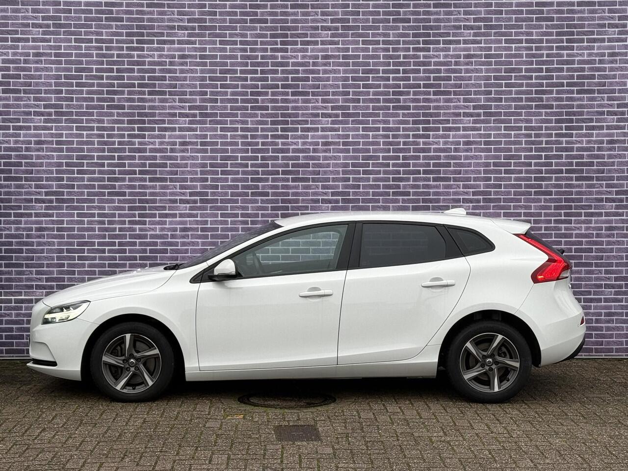 Volvo V40 T2 POLAR + AUTOMAAT | Multi media | spraakbediening telefoon en Navigatie | Stoelverwarming |